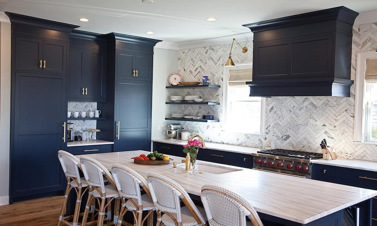 خزانة مطبخ باللون الأزرق الداكن