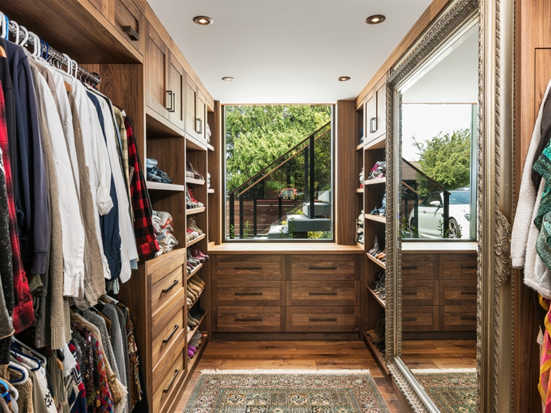 خزانة ملابس ذات تصميم ريفي وخفيف الوزن وطلاء من الخشب الصلب