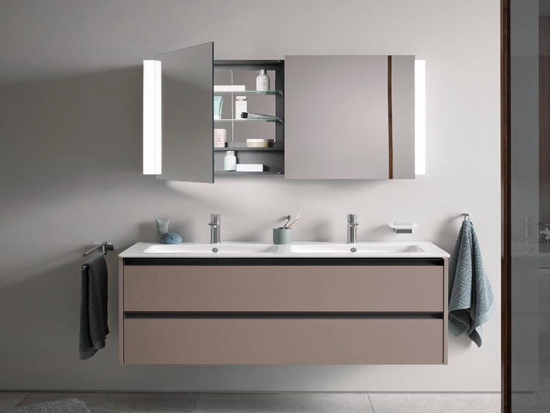 حوض استحمام مصنوع من الخشب الصلب المطلي باللون غير اللامع مع تصميمات خزانة مرآة