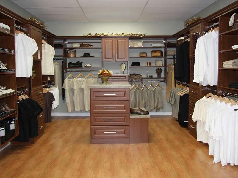 خزانة ملابس ذات تصميم كلاسيكي من الخشب الصلب مع قالب باب ذو مظهر جيد
