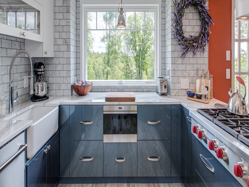 خزائن المطبخ الأنيقة ذات اللون الأزرق اللامع وخزائن الخشب الصلب ذات اللون الأكريليكي
