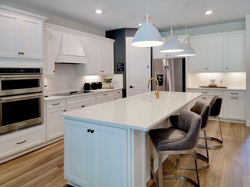 خزائن المطبخ المطلية باللون الأبيض على طراز شاكر مع تصميمات جزيرة المطبخ