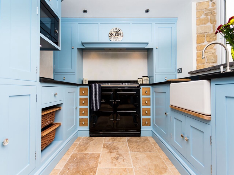 خزانة مطبخ مطلية باللون الأزرق 