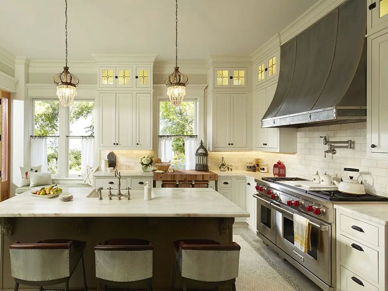 خزائن المطبخ الخشبية الصلبة المطلية باللون الأبيض النقي مع تصميمات الألواح الزجاجية