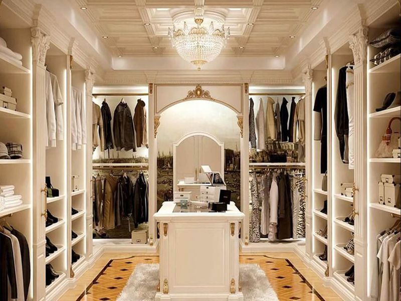 خزانة ملابس من الخشب الصلب ذات تشطيب فاخر باللون الأبيض الفرنسي الفاتح مع نقش جميل