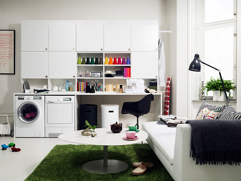خزانة غسيل حديثة باللون الأبيض بتصميم جديد مع مساحة لعب للمكتب
