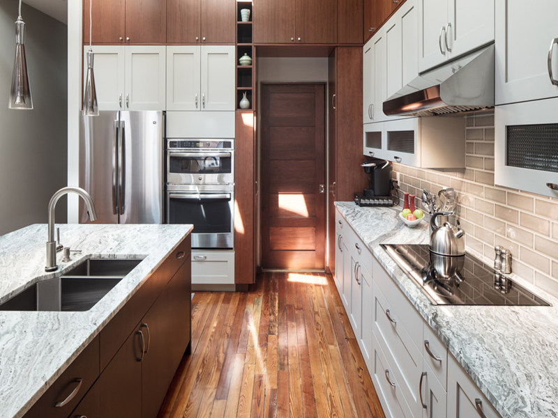خزانة مطبخ على طراز شاكر باللون الأبيض مع تصميم جزيرة المطبخ