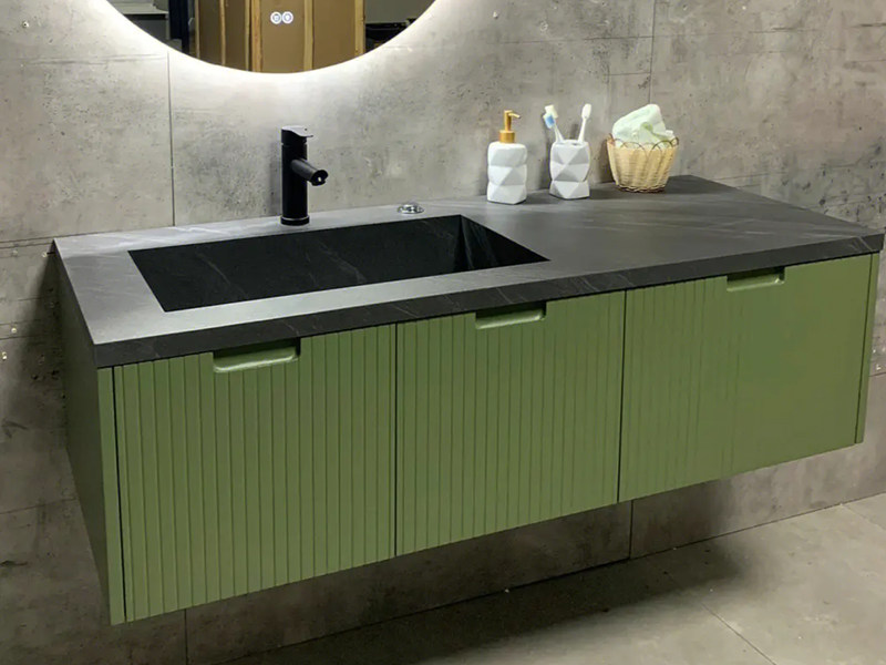 خزانة حمام مصنوعة من الخشب الصلب بتصميم أنيق ومطلية باللون الأخضر الفاتح مع قالب راحة